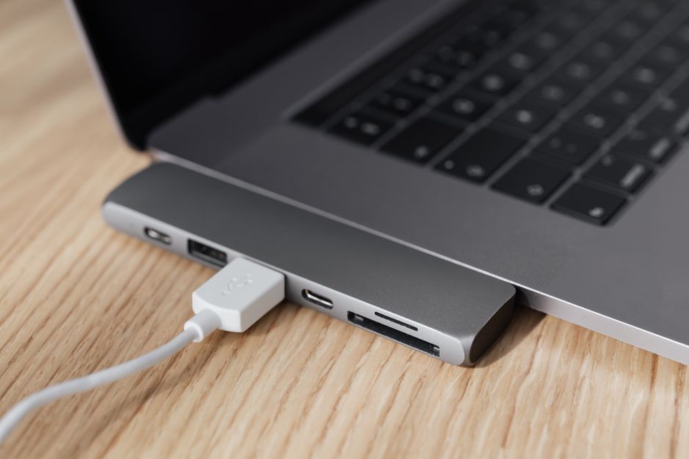 USB-хаб подключен к ноутбуку возле рабочего стола