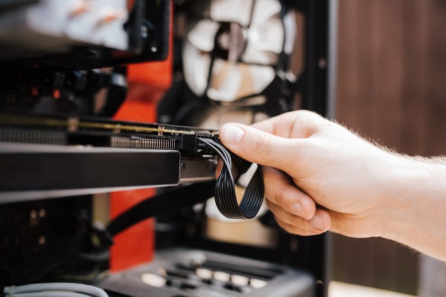 Установка платы расширения в слот PCI Express