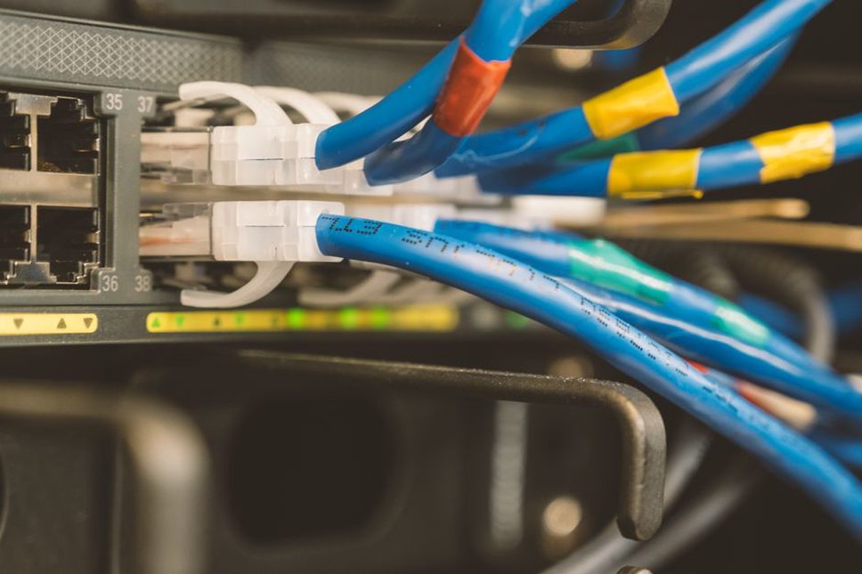кабель Ethernet подключён к разъёму компьютера